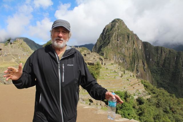 Robert De Niro sorprende al escalar el Huayna Picchu con 75 años 